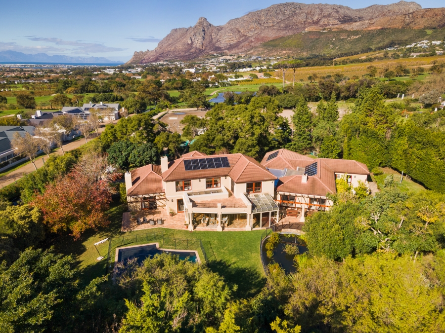 7 Bedroom Property for Sale in Zwaanswyk Western Cape
